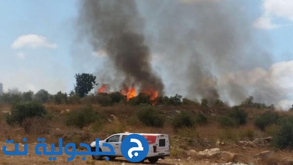إندلاع حريق هائل بالقرب من المنازل السكنية في بلدة أبو سنان